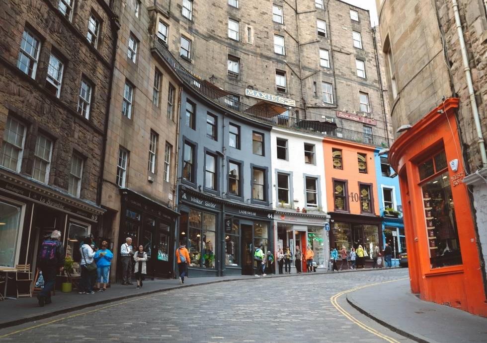 Picture of a street in Edinburgh with cafe's